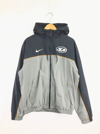 【中古品】【メンズ】 NIKE ナイキ CLUB MEN'S HOODED JACKET IH5962-029 クラブ メンズ フーデッド ジャケット ライトアウター 148-260625-rt-28-tagh サイズ：M カラー：グレー/ブラック 万代Net店