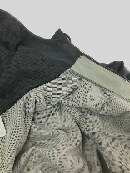 【中古品】【メンズ】 NIKE ナイキ CLUB MEN'S HOODED JACKET IH5962-029 クラブ メンズ フーデッド ジャケット ライトアウター 148-260625-rt-28-tagh サイズ：M カラー：グレー/ブラック 万代Net店