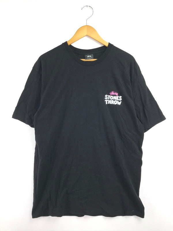 【中古品】【メンズ】 STUSSY ステューシー 20TH ANNIVERSARY STONE'S THROW T-SHIRT 20周年記念 ストーンズ スロー Tシャツ 半袖Tシャツ トップス 142-260718-rt-02-tagh サイズ：XL カラー：ブラック 万代Net店