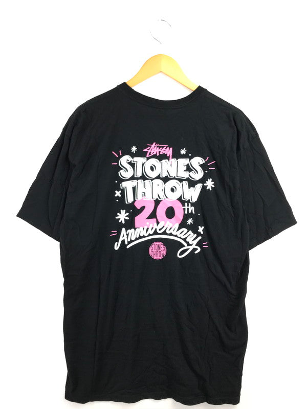 【中古品】【メンズ】 STUSSY ステューシー 20TH ANNIVERSARY STONE'S THROW T-SHIRT 20周年記念 ストーンズ スロー Tシャツ 半袖Tシャツ トップス 142-260718-rt-02-tagh サイズ：XL カラー：ブラック 万代Net店
