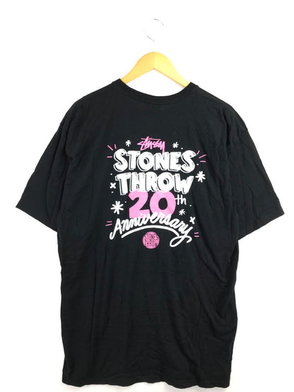 【中古品】【メンズ】 STUSSY ステューシー 20TH ANNIVERSARY STONE'S THROW T-SHIRT 20周年記念 ストーンズ スロー Tシャツ 半袖Tシャツ トップス 142-260718-rt-02-tagh サイズ：XL カラー：ブラック 万代Net店