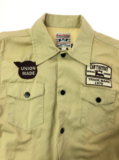 【中古品】【メンズ】 STUDIO D'ARTISAN スタジオダルチザン LS WAPPEN WORK SHIRT BEIGE ワッペンデザイン 長袖ワークシャツ アメカジ 145-260822-su-07-tagh サイズ：L カラー：ベージュ 万代Net店