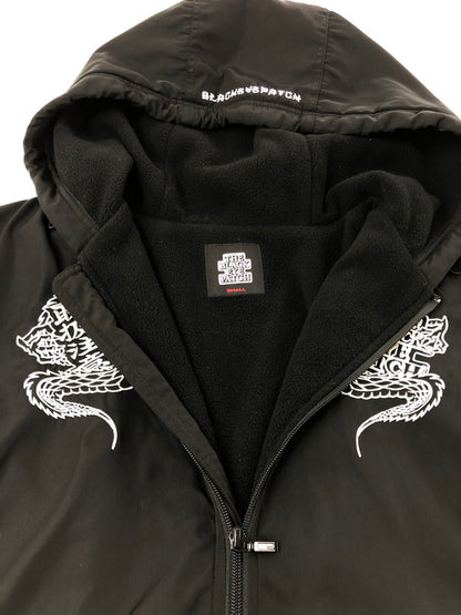 【中古品】【メンズ】 THE BLACK EYE PATCH ザ ブラック アイ パッチ DRAGON EMBROIDERY NYLON JACKET BLACK ドラゴン 刺繍 ナイロン ジャケット アウター 142-260805-rt-07-tagh サイズ：S カラー：ブラック 万代Net店