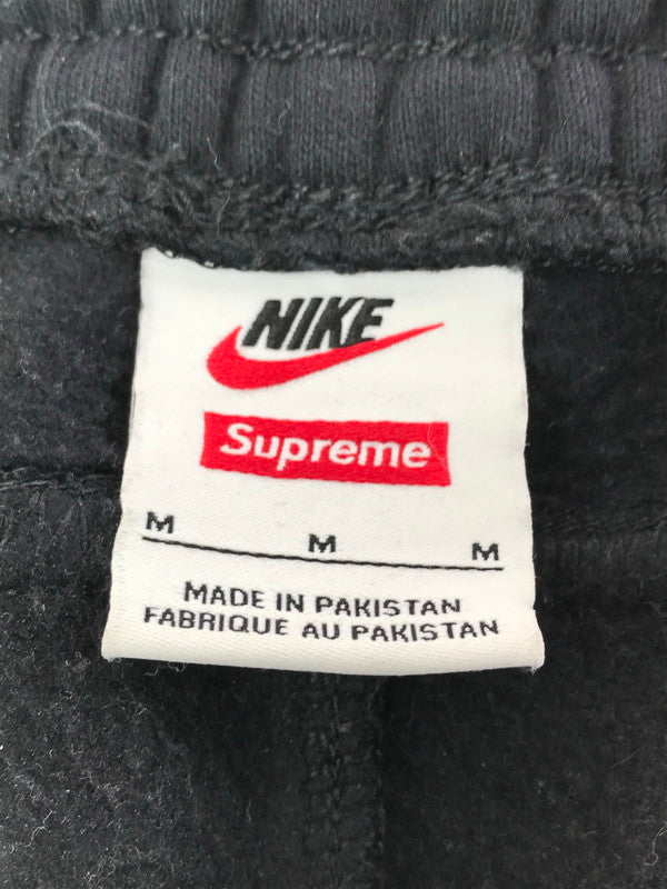 【中古品】【メンズ】 SUPREME シュプリーム × NIKE ナイキ SWEAT PANTS HF9630-010 スウェットパンツ イージーパンツ ボトムス 149-260809-hi-07-tagh サイズ：M カラー：ブラック 万代Net店