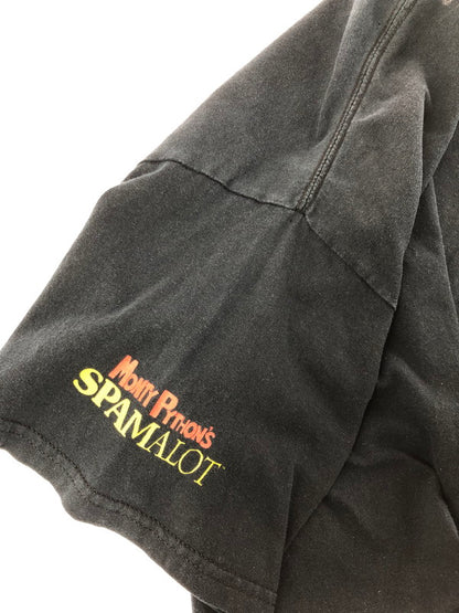 【中古品】【メンズ】 MONTY PYTHON'S モンティ パイソン 00's SPAMALOT I'M NOT DEAD YET T-SHIRT GILDANタグ ショートスリーブTシャツ トップス 146-260823-rt-08-tagh サイズ：XL カラー：ブラック 万代Net店