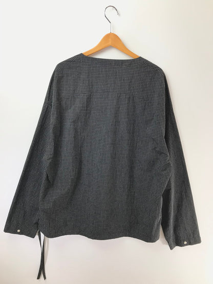 【中古品】【メンズ】 CHASSE チェイス 26SS GEIL-NPP BLACK 26-ナイロン Vネック プルオーバー トップス 140-260826-rt-10-tagh サイズ：2 カラー：ブラック 万代Net店