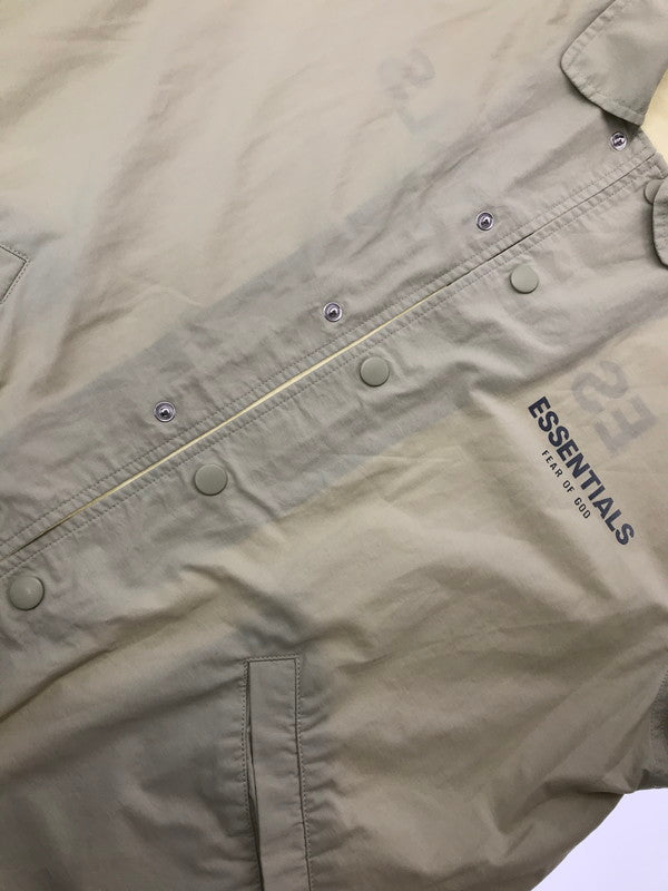 【中古品】【メンズ】 FEAR OF GOD ESSENTIALS フィア オブ ゴッド エッセンシャルズ COACH JACKET BEIGE コーチジャケット ライトアウター 142-260826-rt-12-tagh サイズ：XS カラー：ベージュ 万代Net店
