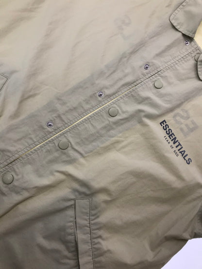 【中古品】【メンズ】 FEAR OF GOD ESSENTIALS フィア オブ ゴッド エッセンシャルズ COACH JACKET BEIGE コーチジャケット ライトアウター 142-260826-rt-12-tagh サイズ：XS カラー：ベージュ 万代Net店