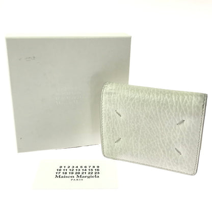 【現状渡し品】【メンズ】 MAISON MARGIELA メゾン マルジェラ FOUR STITCHES BI-FOLD WALLET S56UI0140 P4455 フォーステッチ バイフォールド ウォレット 二つ折り財布 181-261013-na-21-tagh カラー：ホワイト 万代Net店
