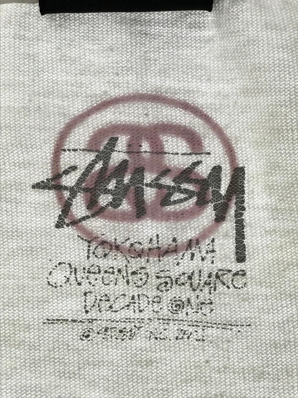 【現状渡し品】【メンズ】 STUSSY ステューシー S/S T-SHIRT WHITE クイーンズスクエア横浜チャプト 10周年記念 ショートスリーブ Tシャツ トップス 142-261002-rt-32-tagh サイズ：XL カラー：ホワイト 万代Net店