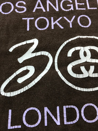 【現状渡し品】【メンズ】 STUSSY ステューシー 30ANNIVERSARY WORLD TOUR S/S T-SHIRT 30周年アニバーサリー ワールド ツアー ショートスリーブ Tシャツ トップス 142-261002-rt-34-tagh サイズ：XL カラー：ブラック 万代Net店