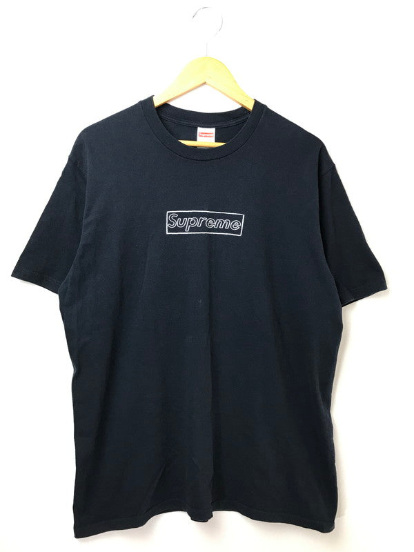 【中古品】【メンズ】 SUPREME シュプリーム × KAWS カウズ 21SS CHALK LOGO TEE NAVY チョーク ロゴ Tシャツ 半袖Tシャツ トップス 149-261001-rt-04-tagh サイズ：L カラー：ネイビー 万代Net店