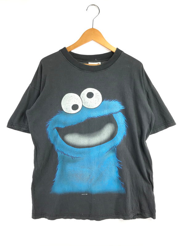 【現状渡し品】【メンズ】 SESAME STREET セサミ ストリート 90's REDWOOD BODY COOKIE MONSTER BLACKOUT MOTIF TEE ショートスリーブTシャツ トップス 146-261002-rt-02-tagh サイズ：M カラー：ブラック 万代Net店