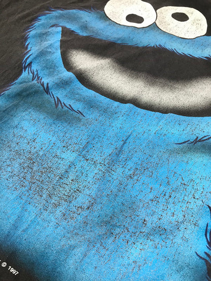 【現状渡し品】【メンズ】 SESAME STREET セサミ ストリート 90's REDWOOD BODY COOKIE MONSTER BLACKOUT MOTIF TEE ショートスリーブTシャツ トップス 146-261002-rt-02-tagh サイズ：M カラー：ブラック 万代Net店