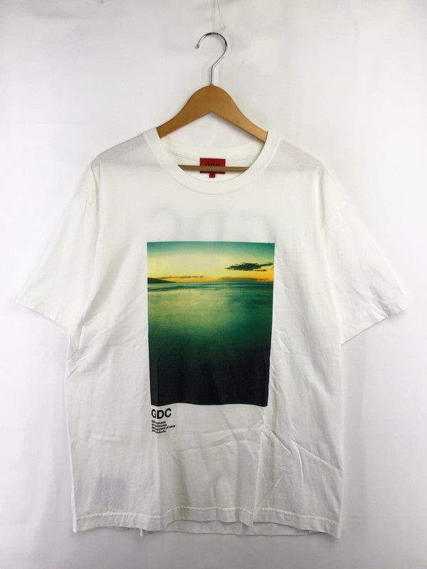 【中古品】【メンズ】 GDC ジーディーシー 25SS GRAPHIC T-SHHITS WHITE グラフィック Tシャツ トップス 142-261002-rt-12-tagh サイズ：L カラー：ホワイト 万代Net店