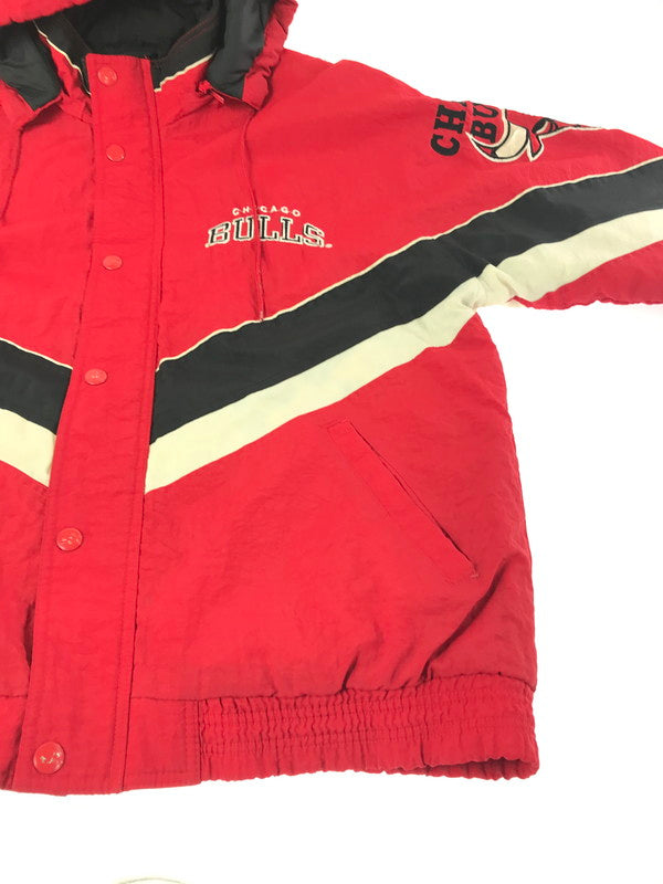 【中古品】【メンズ】 STARTER スターター CHACAGO BULLS HOODED NYLON JACKET シカゴ ブルズ フーデッド ナイロン ジャケット 146-261009-ty-13-tagh サイズ：L カラー：レッド 万代Net店