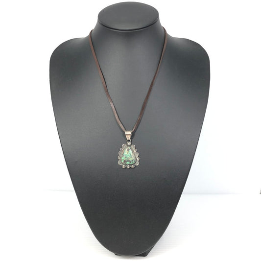 【現状渡し品】【メンズ】 INDIAN JEWELRY NAVAJO インディアン ジュエリー ナバホ族 LONNIE WILLIE TURQUOISE STUMPWORK NECKLACE ターコイズトップ ネックレス アクセサリー 191-261007-na-10-tagh カラー：シルバー/ブラウン 万代Net店