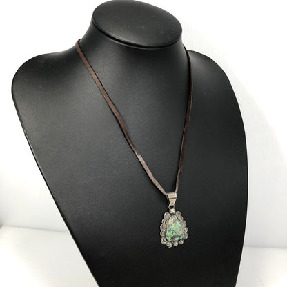 【現状渡し品】【メンズ】 INDIAN JEWELRY NAVAJO インディアン ジュエリー ナバホ族 LONNIE WILLIE TURQUOISE STUMPWORK NECKLACE ターコイズトップ ネックレス アクセサリー 191-261007-na-10-tagh カラー：シルバー/ブラウン 万代Net店