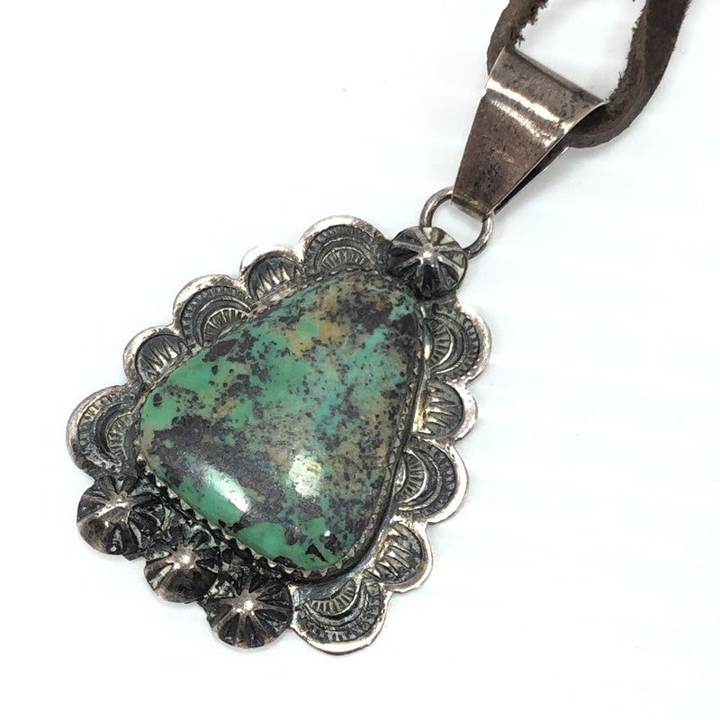 【現状渡し品】【メンズ】 INDIAN JEWELRY NAVAJO インディアン ジュエリー ナバホ族 LONNIE WILLIE TURQUOISE STUMPWORK NECKLACE ターコイズトップ ネックレス アクセサリー 191-261007-na-10-tagh カラー：シルバー/ブラウン 万代Net店
