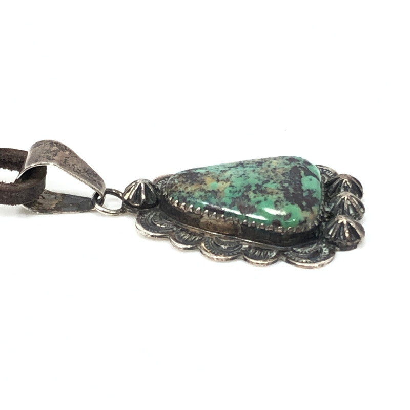 【現状渡し品】【メンズ】 INDIAN JEWELRY NAVAJO インディアン ジュエリー ナバホ族 LONNIE WILLIE TURQUOISE STUMPWORK NECKLACE ターコイズトップ ネックレス アクセサリー 191-261007-na-10-tagh カラー：シルバー/ブラウン 万代Net店