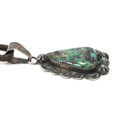 【現状渡し品】【メンズ】 INDIAN JEWELRY NAVAJO インディアン ジュエリー ナバホ族 LONNIE WILLIE TURQUOISE STUMPWORK NECKLACE ターコイズトップ ネックレス アクセサリー 191-261007-na-10-tagh カラー：シルバー/ブラウン 万代Net店