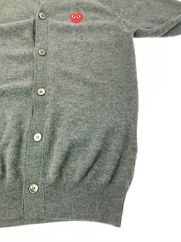 【中古品】【メンズ】 PLAY COMME des GARCONS プレイコムデギャルソン V-NECK CARDIGAN AX-N803 Vネック カーディガン 140-261019-na-13-tagh サイズ：M カラー：グレー 万代Net店