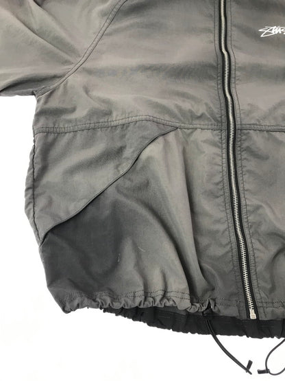【中古品】【メンズ】 STUSSY ステューシー BEACH SHELL WAVE DYE JACKET 115728 ブリーチ シェルジャケット ナイロンジャケット ライトアウター 142-261019-na-16-tagh サイズ：M カラー：ブラック/グレー 万代Net店