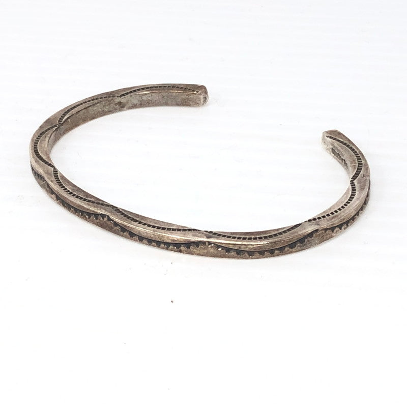 【中古品】【メンズ】 NAVAJO ELAINE TAHE作 ナバホ イレーヌ タヒ STERLING STAMP WORK BANGLE スターリング スタンプ ワーク バングル アクセサリー 191-261030-rt-08-tagh カラー：シルバー 万代Net店