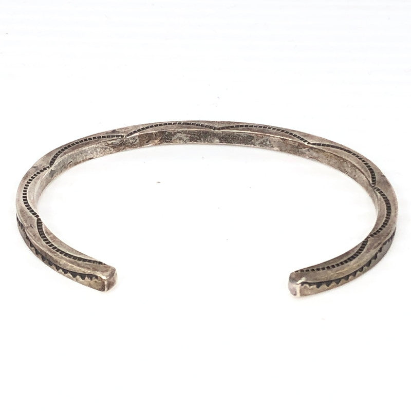 【中古品】【メンズ】 NAVAJO ELAINE TAHE作 ナバホ イレーヌ タヒ STERLING STAMP WORK BANGLE スターリング スタンプ ワーク バングル アクセサリー 191-261030-rt-08-tagh カラー：シルバー 万代Net店