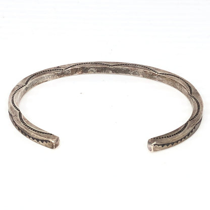 【中古品】【メンズ】 NAVAJO ELAINE TAHE作 ナバホ イレーヌ タヒ STERLING STAMP WORK BANGLE スターリング スタンプ ワーク バングル アクセサリー 191-261030-rt-08-tagh カラー：シルバー 万代Net店