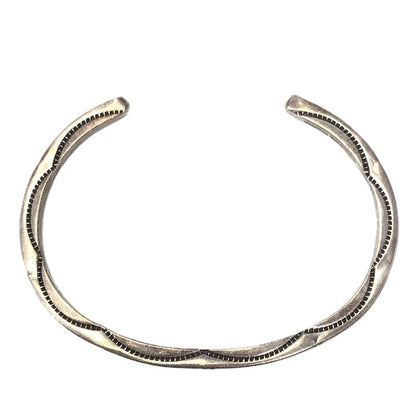 【中古品】【メンズ】 NAVAJO ELAINE TAHE作 ナバホ イレーヌ タヒ STERLING STAMP WORK BANGLE スターリング スタンプ ワーク バングル アクセサリー 191-261030-rt-08-tagh カラー：シルバー 万代Net店