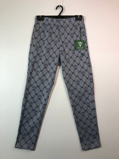 【中古品】【メンズ】 South2 West8 サウスツーウェストエイト 23SS TRAINER PANT‐POLY JQ. SKULL＆TARGET MR814 トレーナーパンツ ボトムス トラックパンツ ジャージ 151-260615-kk-07-hon サイズ：S カラー：GREY 万代Net店