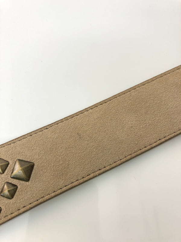 【中古品】【メンズ】 NEEDLES ニードルス SQUARE STUDS BELT-SUEDE LEATHER スクエア スタッズベルト スエードレザー 服飾雑貨 アクセサリー 205-260615-kk-12-hon カラー：TAUPE 万代Net店