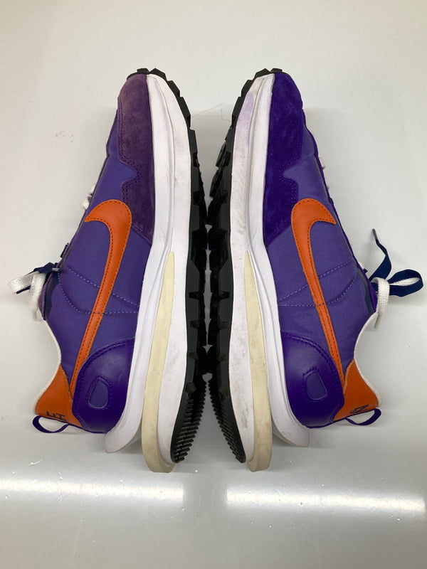 【現状渡し品】【メンズ】 NIKE ナイキ × SACAI サカイ 別注 コラボ VAPORWAFFLE/SACAI DD1875-500 ベイパーワッフル スニーカー 靴 160-260718-kk-02-hon カラー：DARK IRIS/CAMPFIRE ORANGE 万代Net店