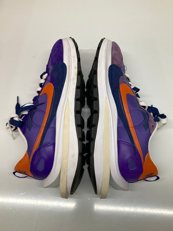 【現状渡し品】【メンズ】 NIKE ナイキ × SACAI サカイ 別注 コラボ VAPORWAFFLE/SACAI DD1875-500 ベイパーワッフル スニーカー 靴 160-260718-kk-02-hon カラー：DARK IRIS/CAMPFIRE ORANGE 万代Net店