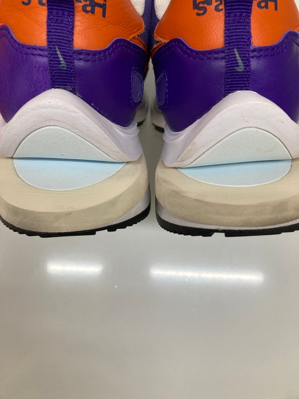 【現状渡し品】【メンズ】 NIKE ナイキ × SACAI サカイ 別注 コラボ VAPORWAFFLE/SACAI DD1875-500 ベイパーワッフル スニーカー 靴 160-260718-kk-02-hon カラー：DARK IRIS/CAMPFIRE ORANGE 万代Net店