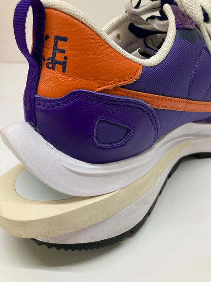 【現状渡し品】【メンズ】 NIKE ナイキ × SACAI サカイ 別注 コラボ VAPORWAFFLE/SACAI DD1875-500 ベイパーワッフル スニーカー 靴 160-260718-kk-02-hon カラー：DARK IRIS/CAMPFIRE ORANGE 万代Net店