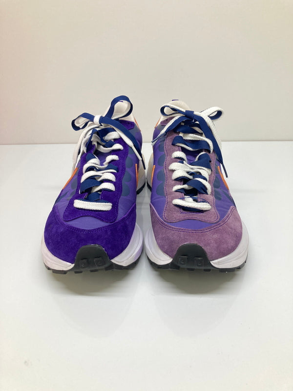 【現状渡し品】【メンズ】 NIKE ナイキ × SACAI サカイ 別注 コラボ VAPORWAFFLE/SACAI DD1875-500 ベイパーワッフル スニーカー 靴 160-260718-kk-02-hon カラー：DARK IRIS/CAMPFIRE ORANGE 万代Net店