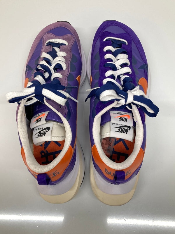 【現状渡し品】【メンズ】 NIKE ナイキ × SACAI サカイ 別注 コラボ VAPORWAFFLE/SACAI DD1875-500 ベイパーワッフル スニーカー 靴 160-260718-kk-02-hon カラー：DARK IRIS/CAMPFIRE ORANGE 万代Net店