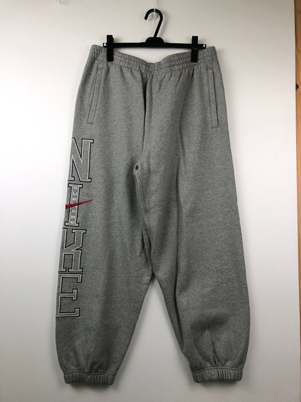 【中古品】【メンズ】 Supreme シュプリーム × NIKE ナイキ 24SS FQ0768-063 SWEATPANT スウェットパンツ ボトムス 149-260823-AS-21-hon サイズ：L カラー：グレー 万代Net店