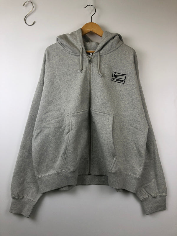 【中古美品】【メンズ】 STUSSY ステューシー × NIKE ナイキ 23AW FJ9181-050 FLEECE ZIP HOODIE フリース フルジップパーカー 142-260823-AS-19-hon サイズ：L カラー：グレー 万代Net店