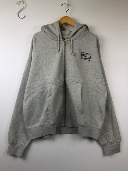【中古美品】【メンズ】 STUSSY ステューシー × NIKE ナイキ 23AW FJ9181-050 FLEECE ZIP HOODIE フリース フルジップパーカー 142-260823-AS-19-hon サイズ：L カラー：グレー 万代Net店
