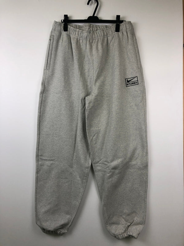 【中古美品】【メンズ】 STUSSY ステューシー × NIKE ナイキ 23AW FN5231-050 STONE WASHED FLEECE PANT フリースパンツ スウェット ボトムス 153-260823-AS-18-hon サイズ：L カラー：グレー 万代Net店