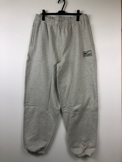 【中古美品】【メンズ】 STUSSY ステューシー × NIKE ナイキ 23AW FN5231-050 STONE WASHED FLEECE PANT フリースパンツ スウェット ボトムス 153-260823-AS-18-hon サイズ：L カラー：グレー 万代Net店