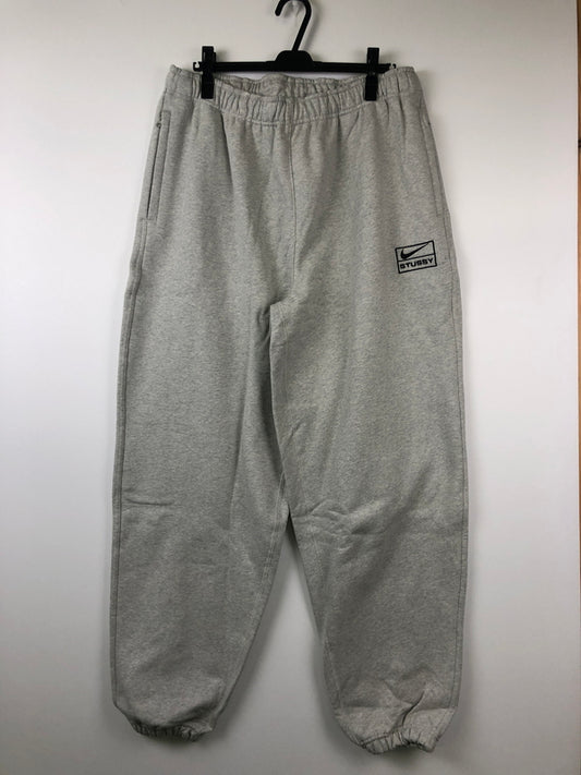【中古美品】【メンズ】 STUSSY ステューシー × NIKE ナイキ 23AW FN5231-050 STONE WASHED FLEECE PANT フリースパンツ スウェット ボトムス 153-260823-AS-18-hon サイズ：L カラー：グレー 万代Net店