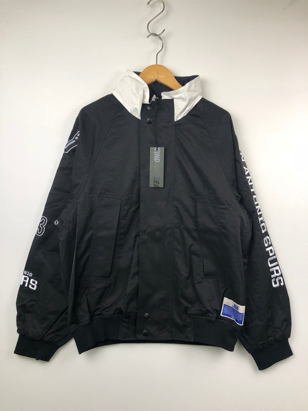 【中古美品】【メンズ】 NBA エヌビーエー × WIND AND SEA ウィンダンシー 24SS WDS-C-NBA5-24-Q3-01 NYLON BLOUSON SAN ANTONIO SPURS アウター ナイロンブルゾン 142-260823-AS-17-hon サイズ：L カラー：ブラック 万代Net店