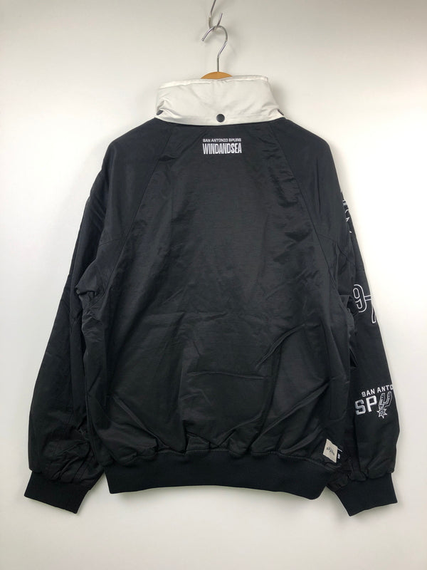 【中古美品】【メンズ】 NBA エヌビーエー × WIND AND SEA ウィンダンシー 24SS WDS-C-NBA5-24-Q3-01 NYLON BLOUSON SAN ANTONIO SPURS アウター ナイロンブルゾン 142-260823-AS-17-hon サイズ：L カラー：ブラック 万代Net店