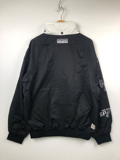 【中古美品】【メンズ】 NBA エヌビーエー × WIND AND SEA ウィンダンシー 24SS WDS-C-NBA5-24-Q3-01 NYLON BLOUSON SAN ANTONIO SPURS アウター ナイロンブルゾン 142-260823-AS-17-hon サイズ：L カラー：ブラック 万代Net店