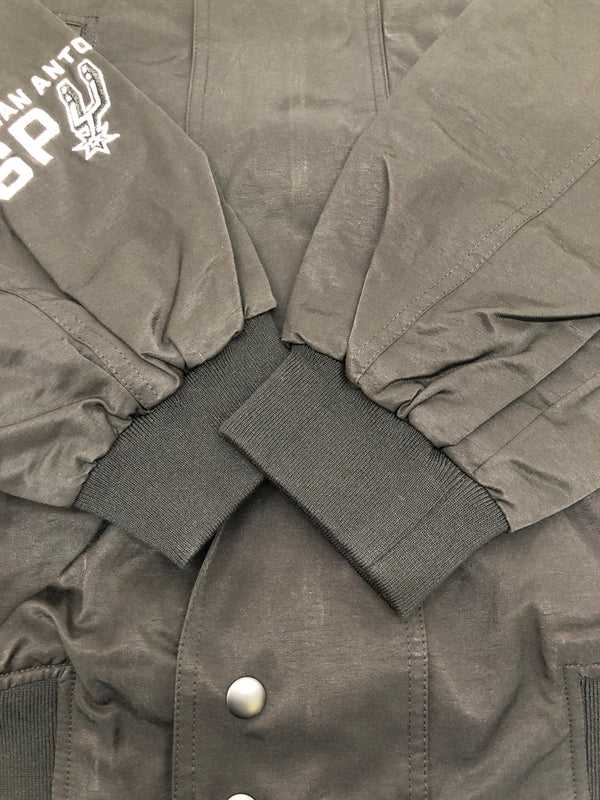 【中古美品】【メンズ】 NBA エヌビーエー × WIND AND SEA ウィンダンシー 24SS WDS-C-NBA5-24-Q3-01 NYLON BLOUSON SAN ANTONIO SPURS アウター ナイロンブルゾン 142-260823-AS-17-hon サイズ：L カラー：ブラック 万代Net店