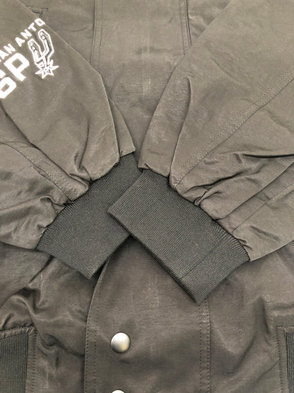 【中古美品】【メンズ】 NBA エヌビーエー × WIND AND SEA ウィンダンシー 24SS WDS-C-NBA5-24-Q3-01 NYLON BLOUSON SAN ANTONIO SPURS アウター ナイロンブルゾン 142-260823-AS-17-hon サイズ：L カラー：ブラック 万代Net店